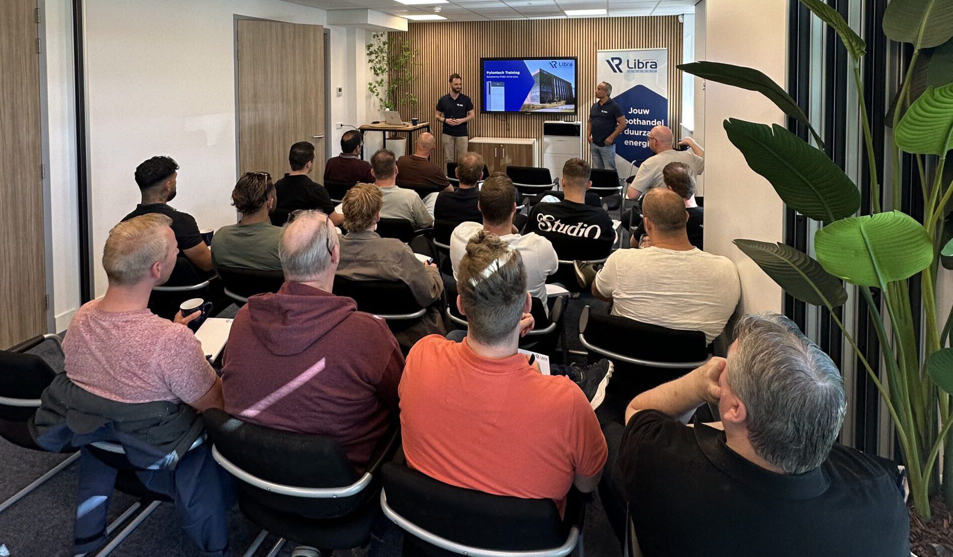 Pylontech-training bij Libra Energy, met productinformatie op het scherm.