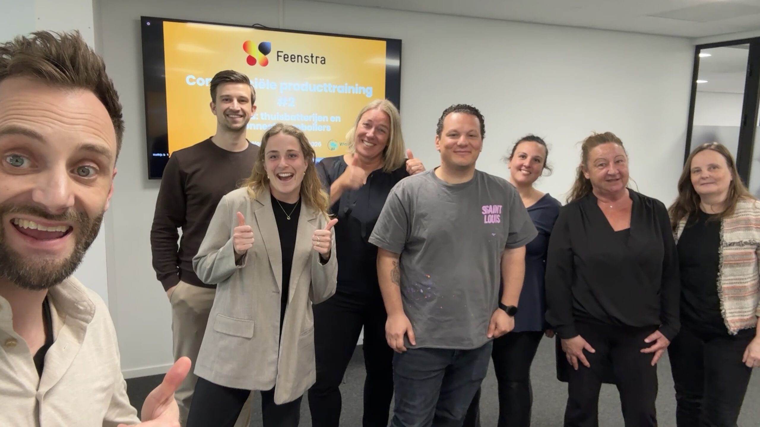 Matthijs Zohar Groot met het team van Feenstra na een productie training thuisbatterijen en warmtepompboilers.